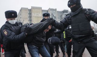 Руската полиция арестува десетки граждани, подкрепящи Навални