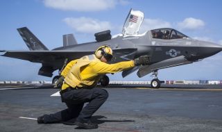 Бойна мощ! Американски ядрен самолетоносач акостира в Южна Корея