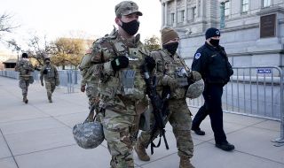 Тероризъм? В Капитолия задържаха мъж с щик и мачете в пикап близо до централата на демократите