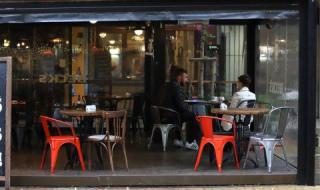 Заведенията се готвят да отворят и на закрито