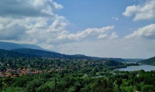 Слънчев петък, превалявания на запад