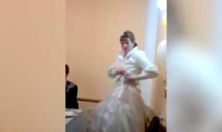 Булка показа среден пръст на свекъра си. Вижте какво последва