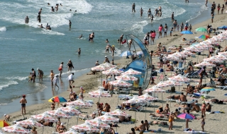 На новите концесии на морски плажове ще се предлага чадър и шезлонг между 2 и 4 лв.