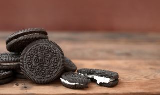 Баба и внук инфлуенсъри приготвиха най-голямата бисквита в света