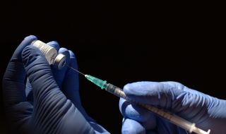 Великобритания одобри ваксината на "Пфайзер" за деца между 12 и 15 години