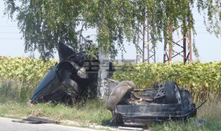 Автомобил се разполови след удар в дърво, водачът е в реанимация