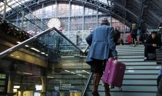 Пожар обхвана търговска сграда близо до гара Лондон Юстън