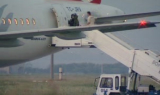 Турски самолет кацна принудително у нас заради "бомба"