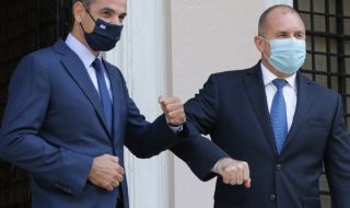 Радев и Петков посрещат гръцкия премиер