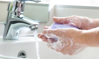 Как да спасим ръцете си от непрестанното миене