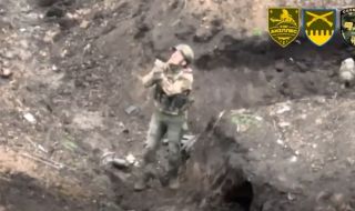 Украйна показа кадри от дрон как руски войник се предава. Но неговите започват да го стрелят