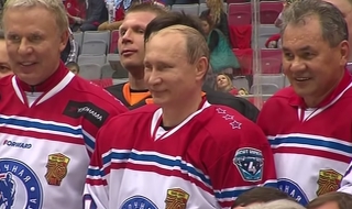 Путин заби 8 гола в мач на хокей (Видео)