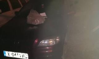 Автомобил във Варна осъмна с камък на капака
