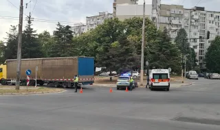 Камион блъсна и уби пешеходка във Варна