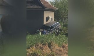 Местна жена "приземила" колата в двора в Гложене