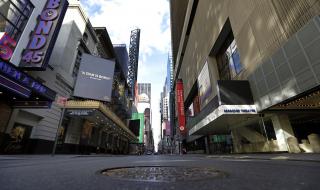 Театрите на Бродуей остават затворени поне до септември