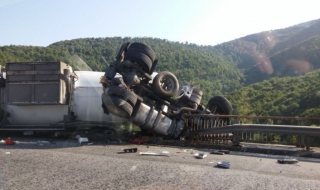 Камион с пропан-бутан увисна над пропаст на магистрала "Хемус"