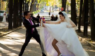 Младоженци се сбиха пред гостите на сватбата си (ВИДЕО)