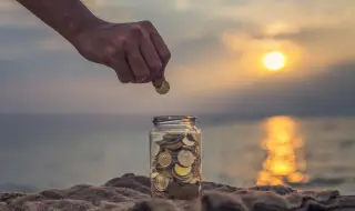 Мъж си купи телевизор с монети, събрани от плажове и паркове (ВИДЕО)