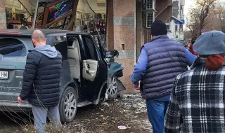 Джип се вряза в магазин във Варна