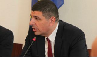 Ивайло Мирчев: Правителството работи в услуга на “Лукойл”, забраната за износ на горива да остане