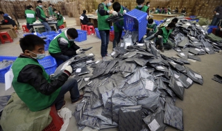 Китайски работници протестират срещу сливането между Nokia и Microsoft