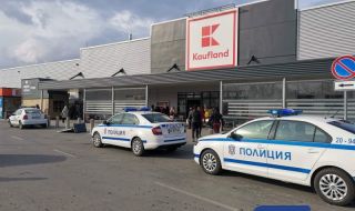 Полиция пази пазаруващите пред супермаркети в страната