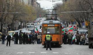 Протестиращи блокираха &quot;Дондуков&quot;, окупираха КЕВР (Снимки)
