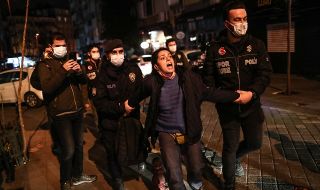 Ердоган отвръща на удара: Вие терористи ли сте?