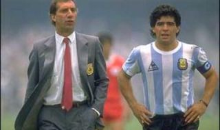 Крият от знаменит аржентински треньор новината за смъртта на Марадона