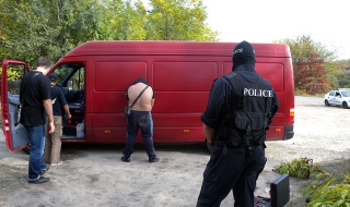 Задържаха Малкия Мук със 100 000 лв. (Видео)