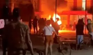 Разгневени кубинци нападнаха централата на Комунистическата партия в град Морон ВИДЕО