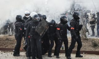 Нови сблъсъци на снощните протести срещу пенсионната реформа във Франция