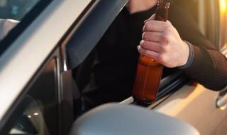 Пиян шофьор замеря полицай с бирени бутилки