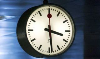 Местим стрелките с час назад утре в 4.00