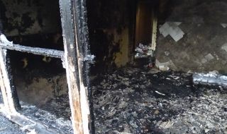 Самотен козар изгоря в дома си