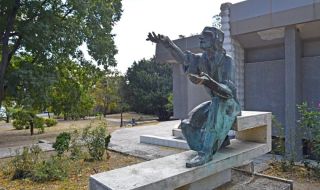 Вандали за пореден път посегнаха на статуята на Коперник във Варна