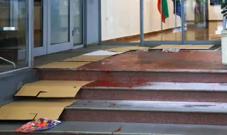 29-годишен заля служебния вход на Министерството на културата с червена боя 