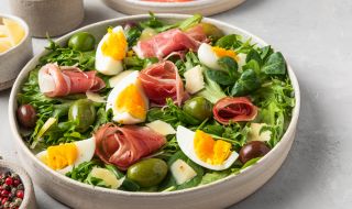 Рецепта за вечеря: Зелена салата с прошуто и яйца