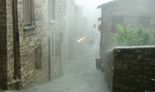 Петима загинаха в дъждовете в Италия