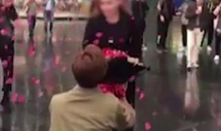 Богаташ предложи публично брак и Lamborghini на любимата си, но… (СНИМКИ+ВИДЕО)