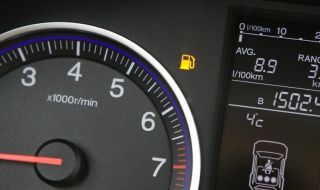 Колко километра може да измине колата, когато светне индикацията за гориво