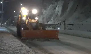 Обилен снеговалеж усложни пътната обстановка в Смолянско