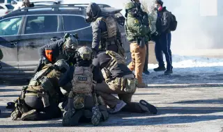 US judge blocks Trump administration's attempt to revoke status of 8,400 migrants 