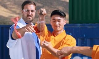 Супермонах от Шаолин пробива стъкло с най-обикновена игла (ВИДЕО)