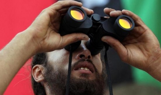 Кадафи се крие в пустинята