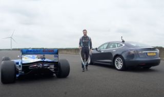 Tesla Model S се пробва срещу болид от Formula 1 (ВИДЕО)