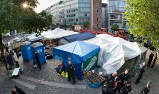 Вълна от политически бежанци залива Германия