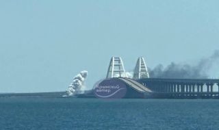 Кримският мост е покрит от дим, чуват се експлозии