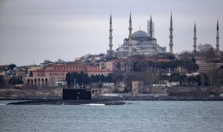 Руска подводница пред Синята джамия в Истанбул